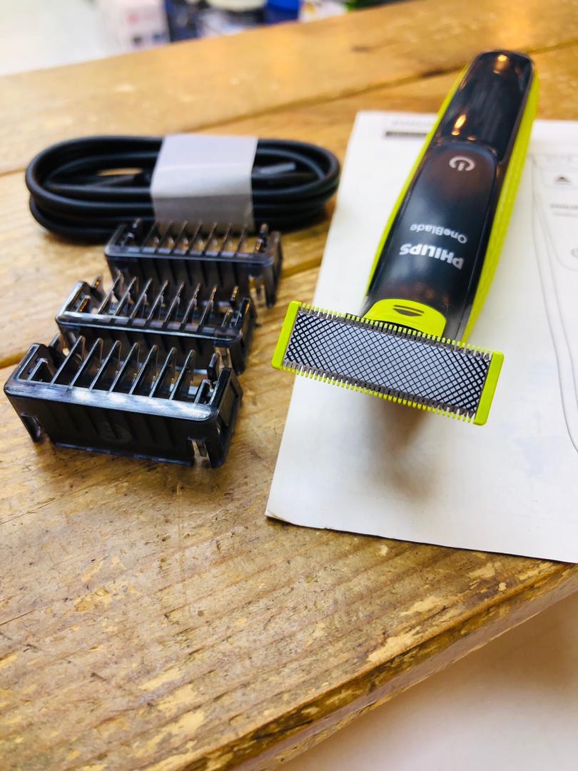 دارای 3 عدد شونه و شارژر